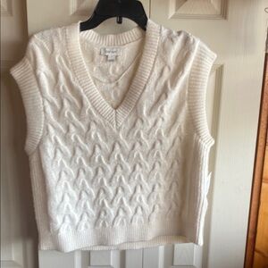 On 34th NWT Winter White Vneck Ribbed hems Chunky Sweater Vest size small